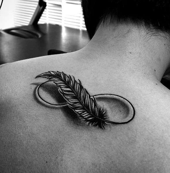 Tatuaje de infinito con pluma en negro
