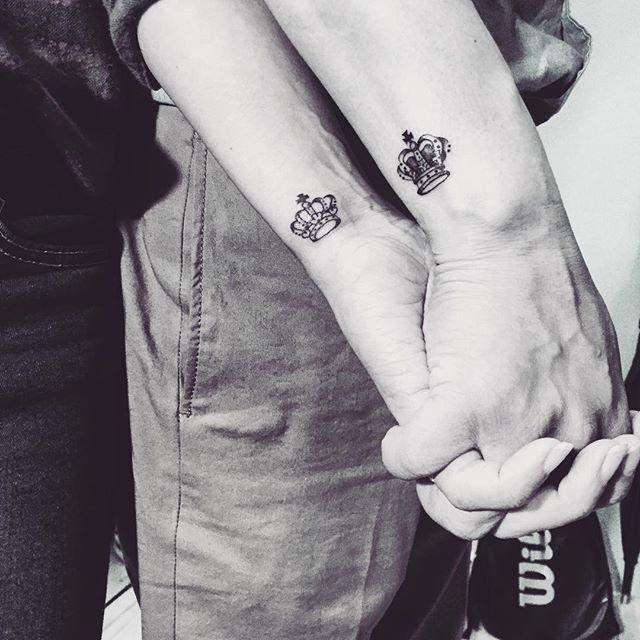 Tatuaje de corona en pareja 3