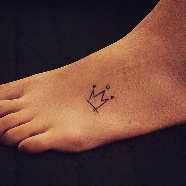 Tatuaje de corona pequeño en el pie