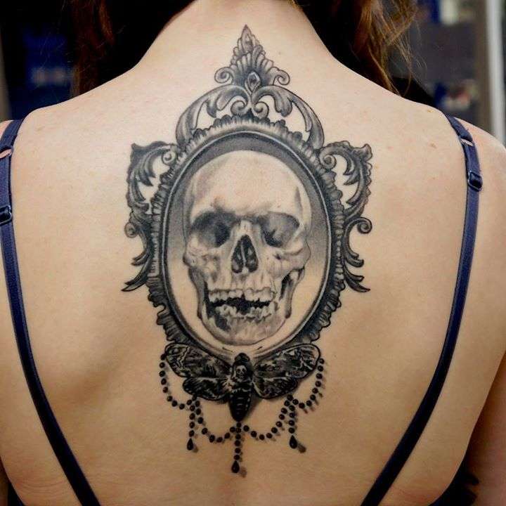 Tatuaje de calavera en el espejo