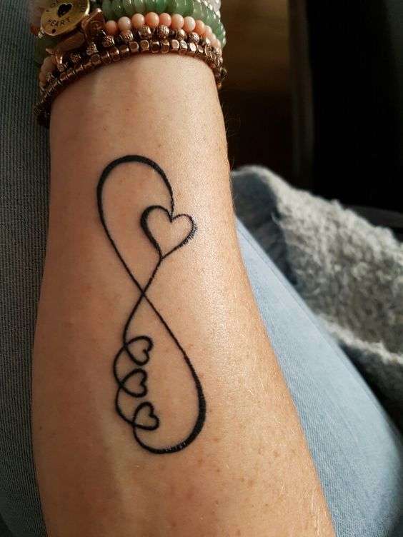 Tatuaje de infinito con corazones