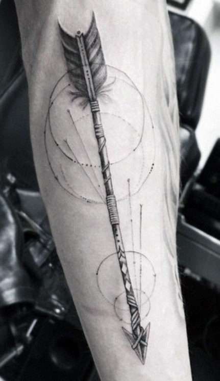 Tatuaje de flecha con círculos