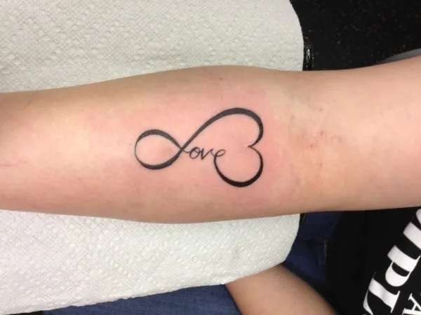 Tatuaje de infinito love