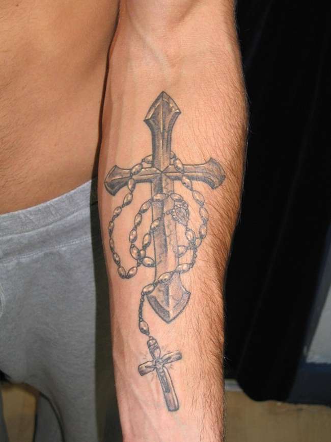 Tatuaje de cruz y rosario