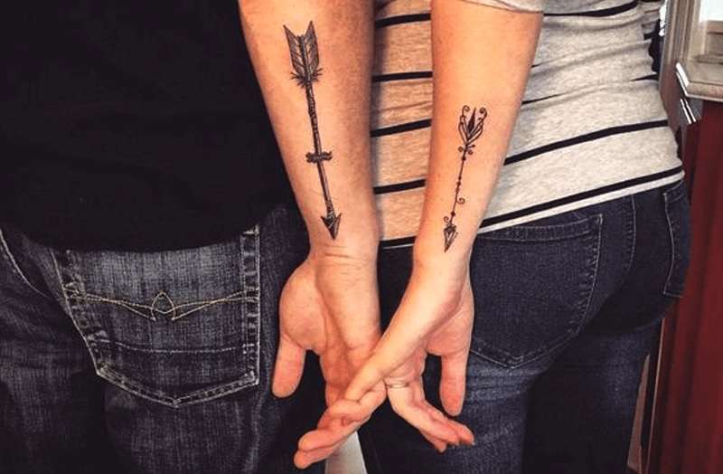 Tatuaje de flecha en pareja