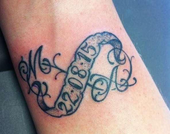 Tatuaje de infinito con fecha 2