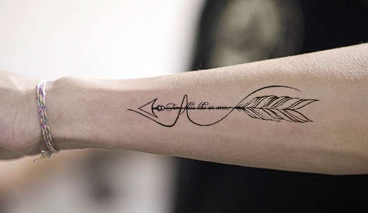 Tatuaje de flecha y línea curva