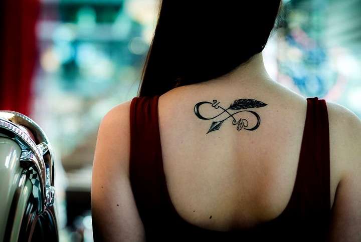 Tatuaje de infinito en la espalda