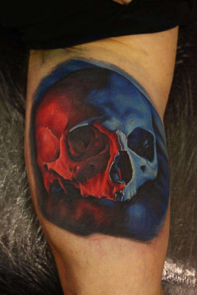 Tatuaje de calavera azul y rojo