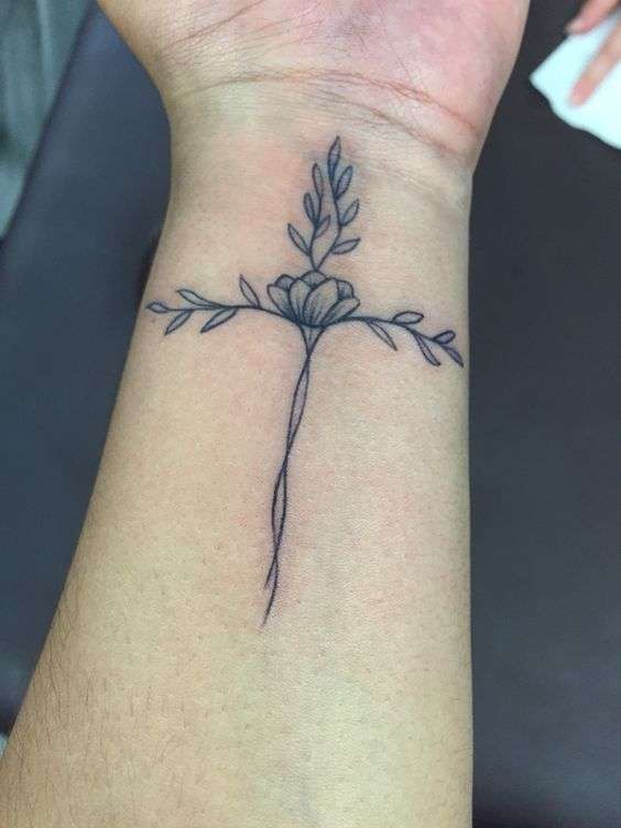 Tatuaje de cruz con flor y ramas