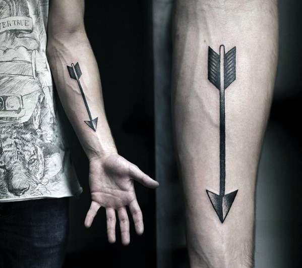Tatuaje de flecha color negro