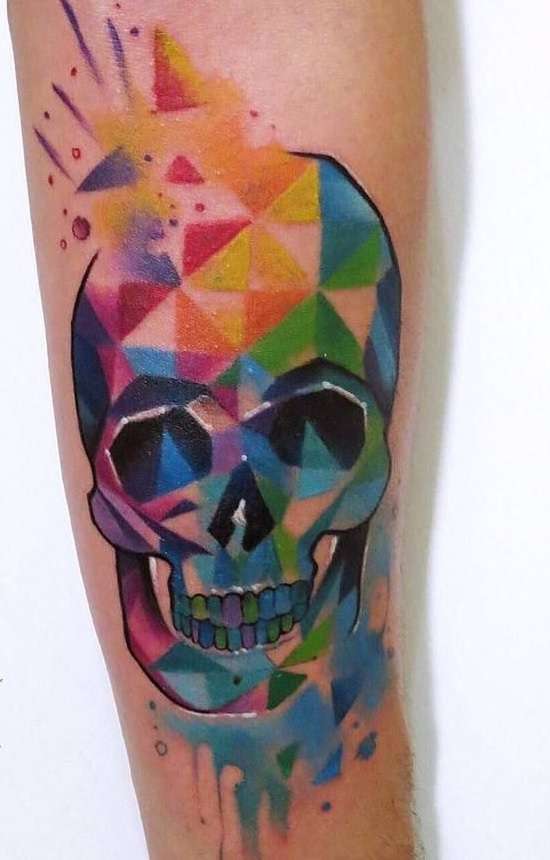 Tatuaje de calavera colores geométricos