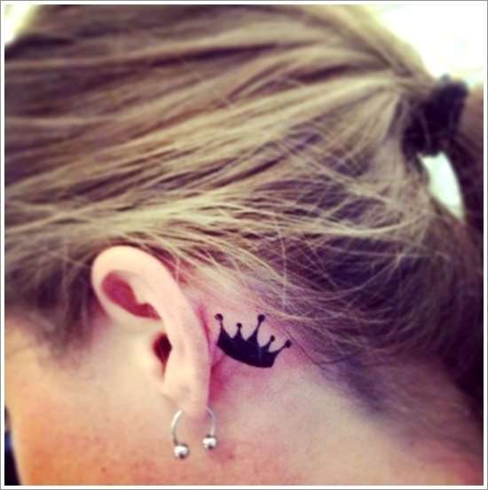 Tatuaje de corona detrás de la oreja