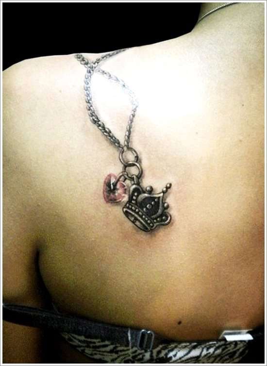 Tatuaje de corona colgante en el hombro