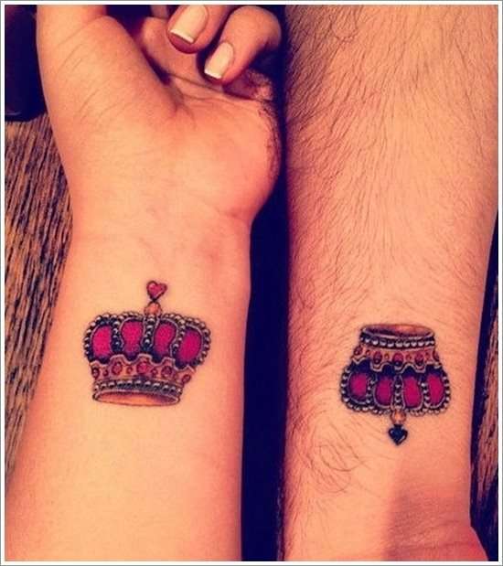 Tatuaje de corona roja en pareja