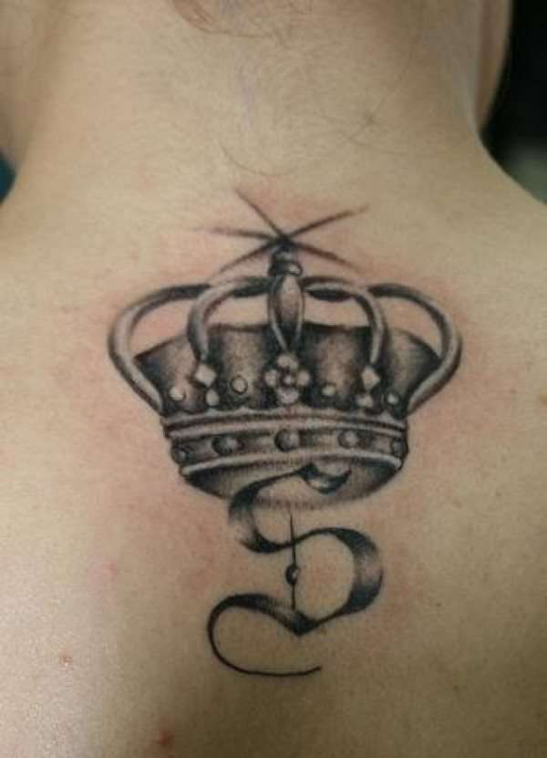 Tatuaje de corona con inicial