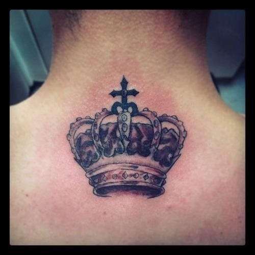 Tatuaje de corona en la nuca