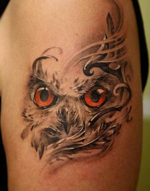 Tatuaje de búho ojos rojos 2