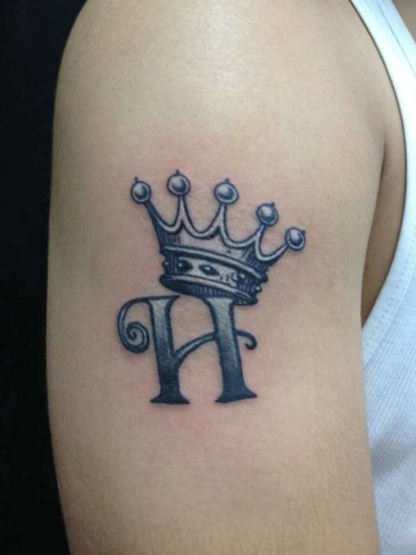 Tatuaje de corona con inicial 2
