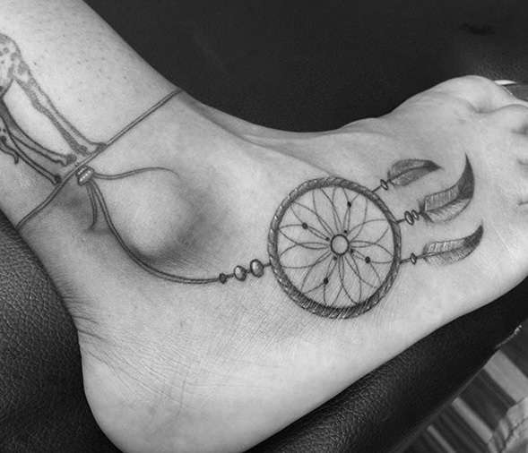 Tatuaje de atrapasueños en el pie
