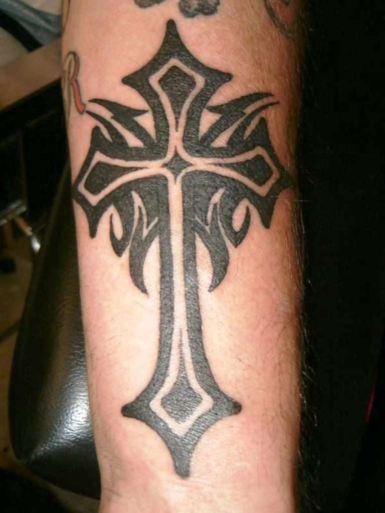 Tatuaje de cruz en color negro
