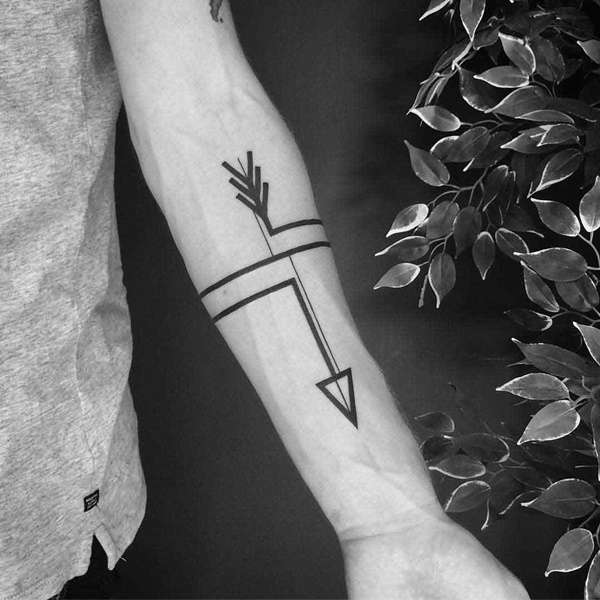 Tatuaje de flecha en contorno del brazo