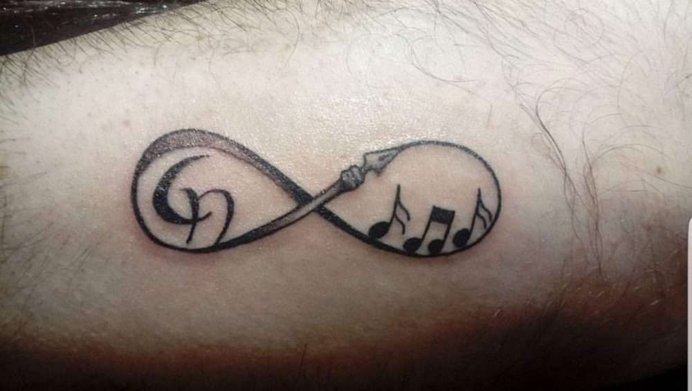 Tatuaje de infinito notas musicales