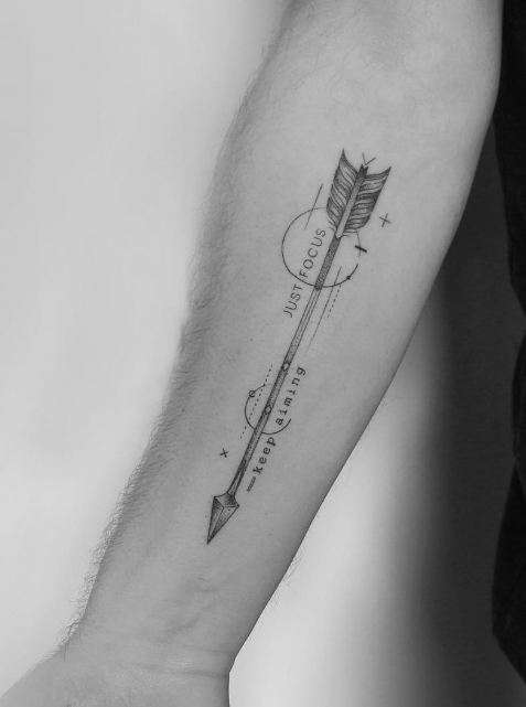 Tatuaje de flecha con palabras
