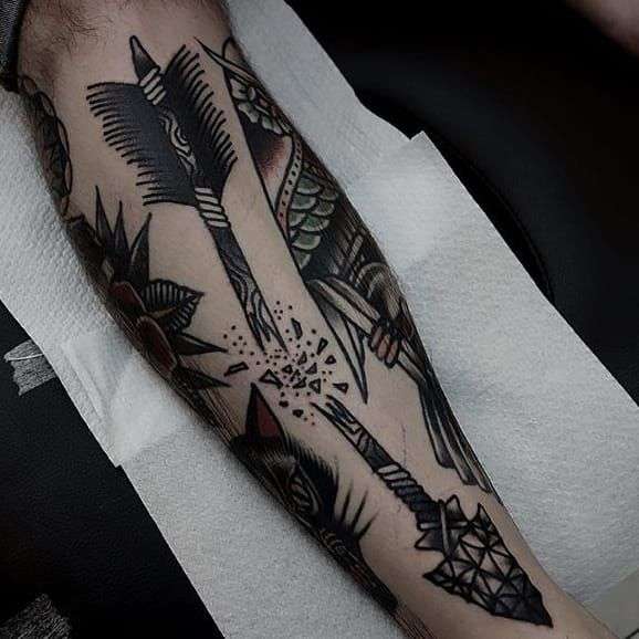 Tatuaje de flecha rota