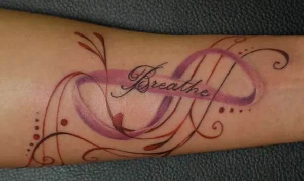 Tatuaje de infinito rosado