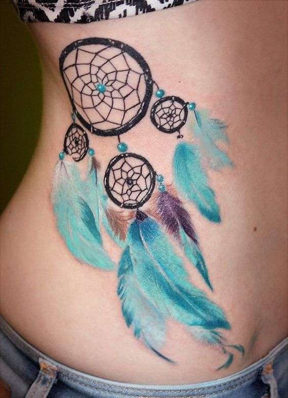 Tatuaje de atrapasueños con plumas azul claro
