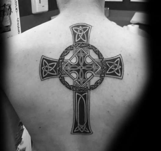 Tatuaje de cruz grande en la espalda