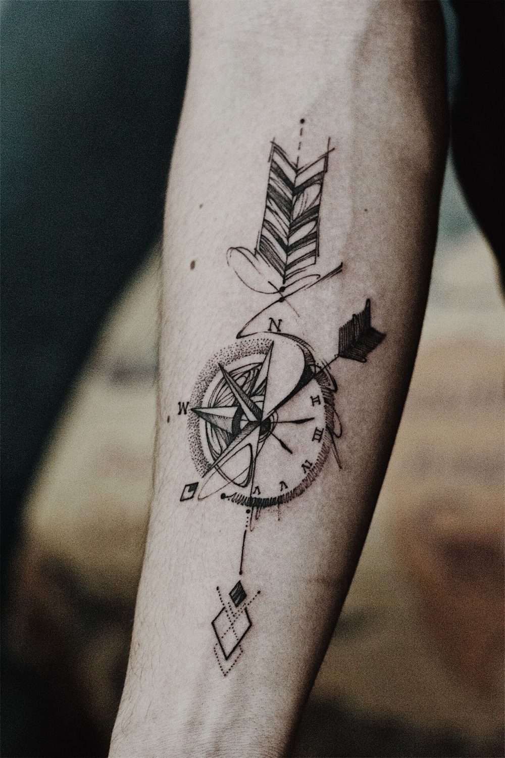 Tatuaje de flecha, rosa de los vientos y reloj