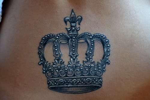 Tatuaje de corona blanco y negro
