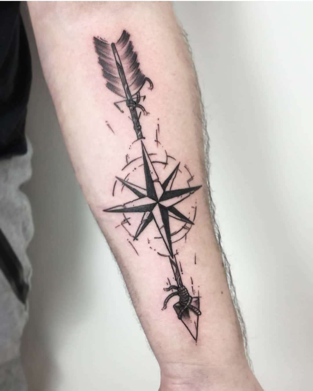 Tatuaje de flecha y rosa de los vientos