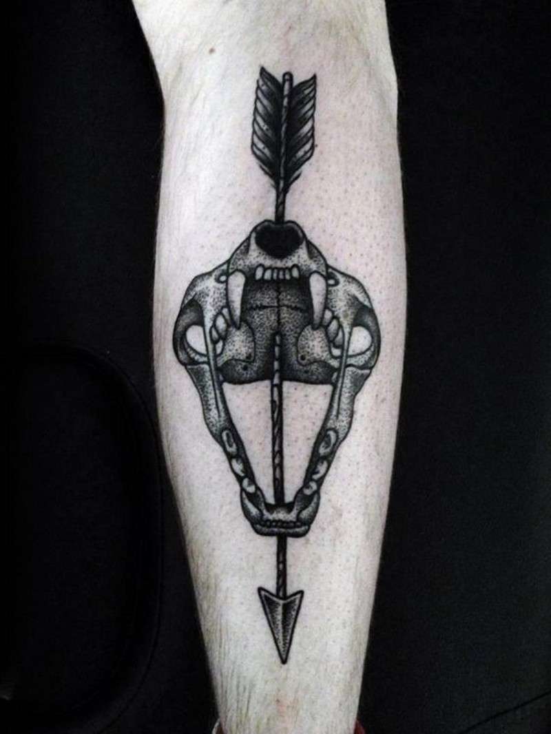 Tatuaje de flecha y cráneo animal