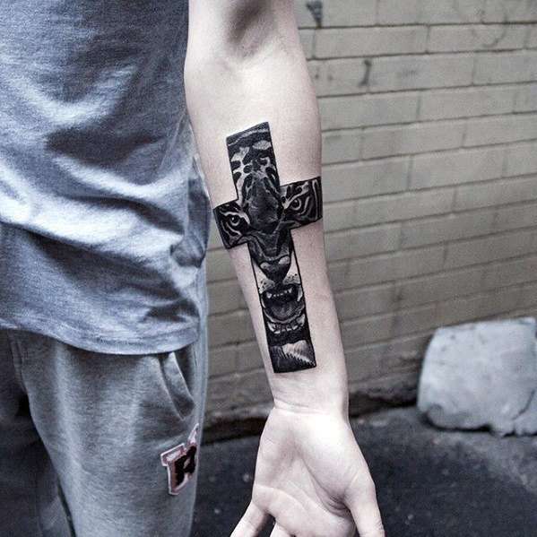 Tatuaje de cruz con tigre