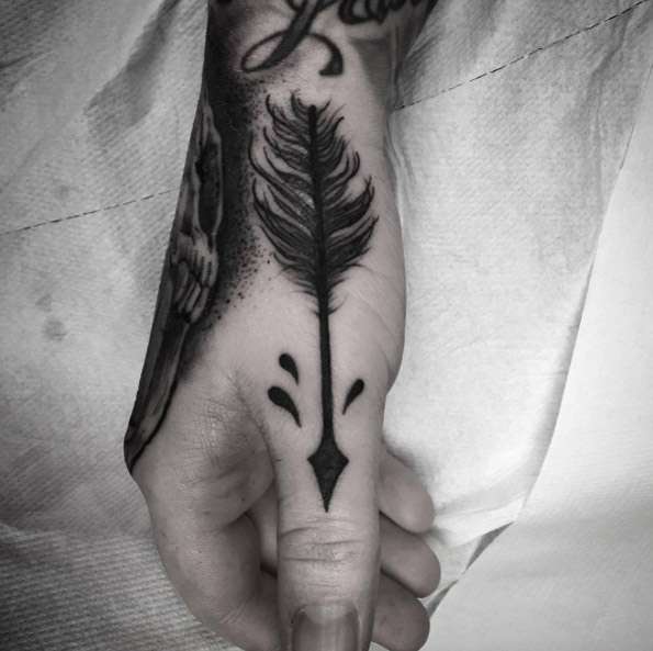 Tatuaje de flecha pequeña en el dedo