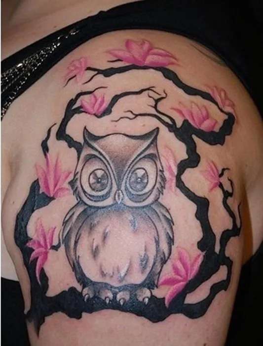 Tatuaje de búho en rama de cerezo