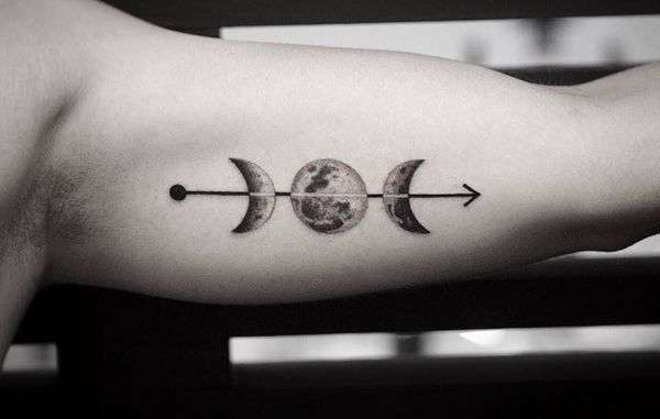 Tatuaje de flecha y lunas