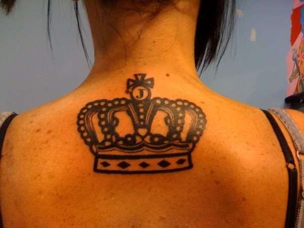 Tatuaje de corona en la espalda
