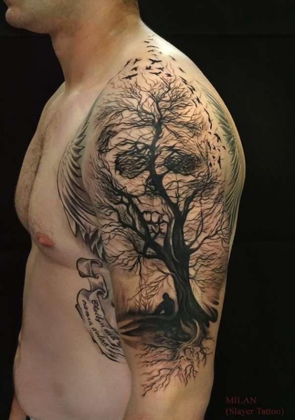 Tatuaje de calavera en el árbol
