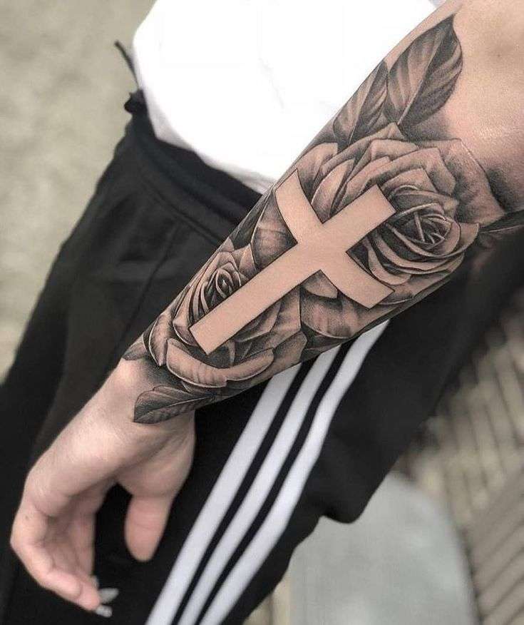 Tatuaje de cruz en el antebrazo