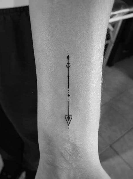 Tatuaje de flecha delgada