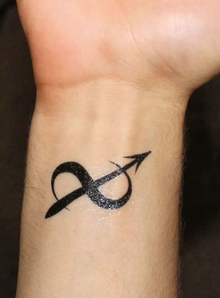 Tatuaje de infinito con flecha