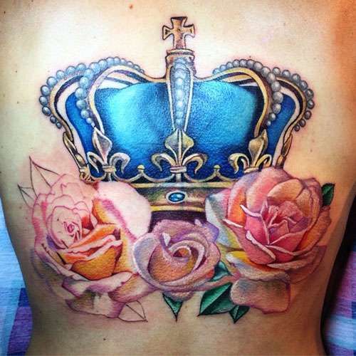 Tatuaje de corona y rosas
