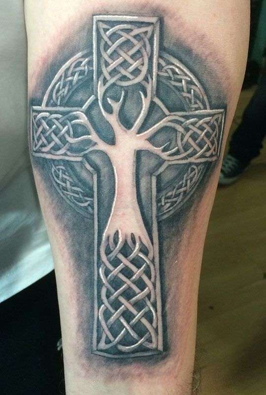 Tatuaje de cruz Celta y árbol