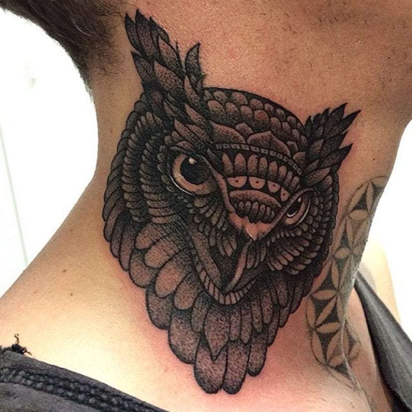 Tatuaje de búho en el cuello