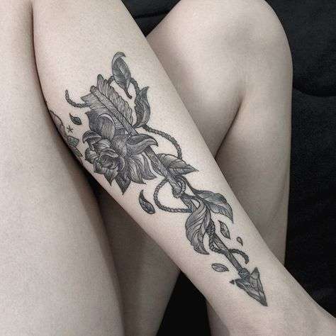 Tatuaje de flecha y flor