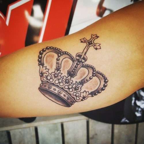 Tatuaje de corona con cruz